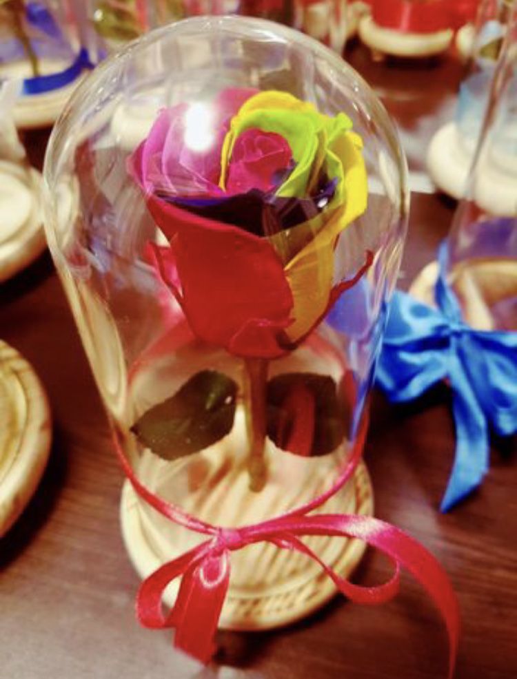 Cupola de sticla cu trandafir conservat multicolor