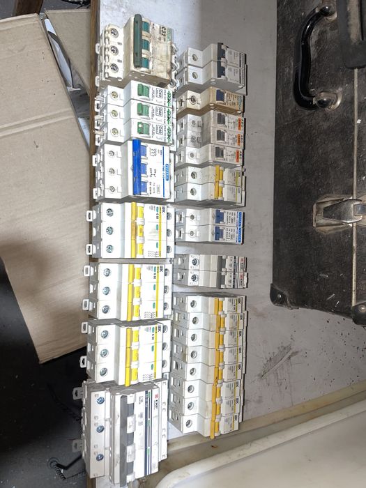 Автоматический выключатель (автомат)