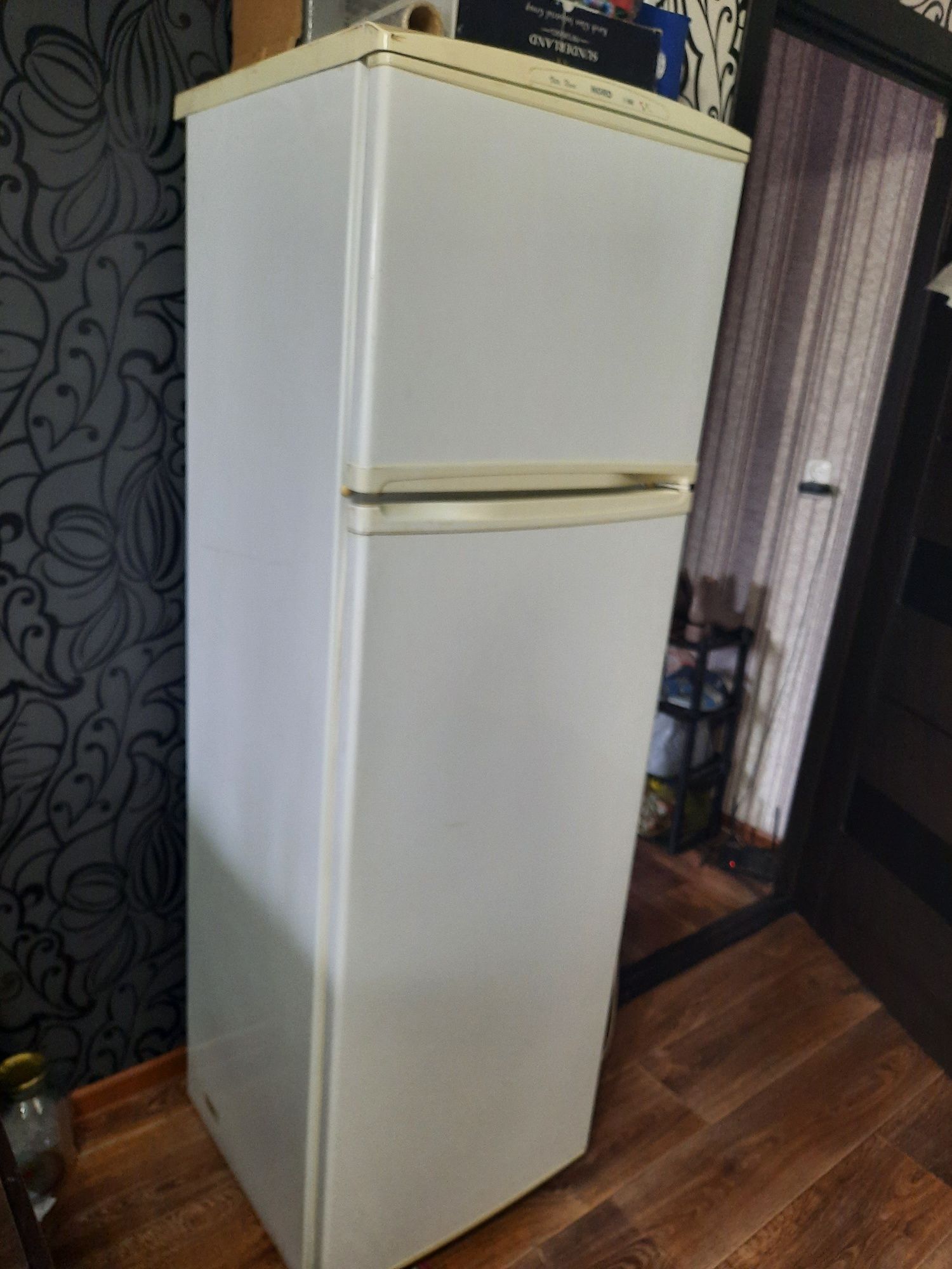 Холодильник б/у продам срочно