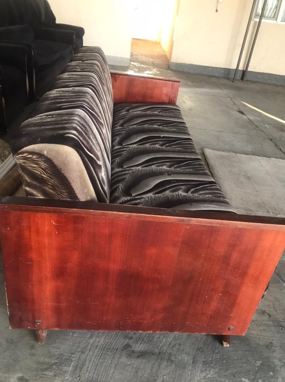 Продам диван с деревянной основой
