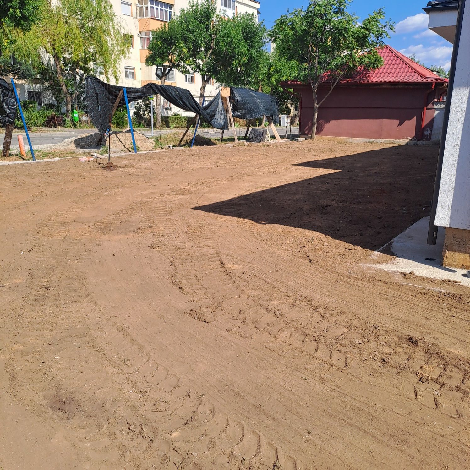 Inchiriez miniexcavator/execut lucrari/ demolări
