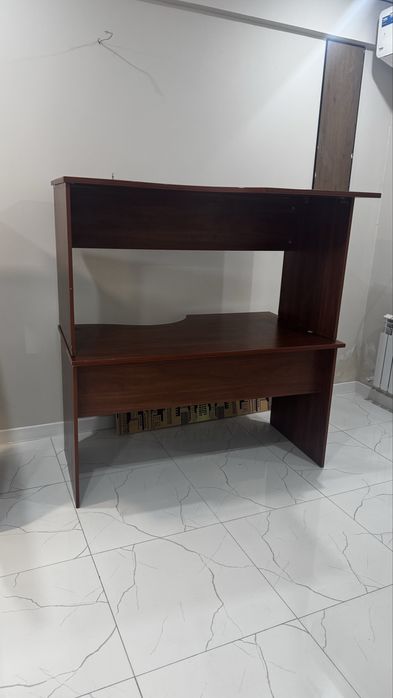 Столы с тумбой продам срочно