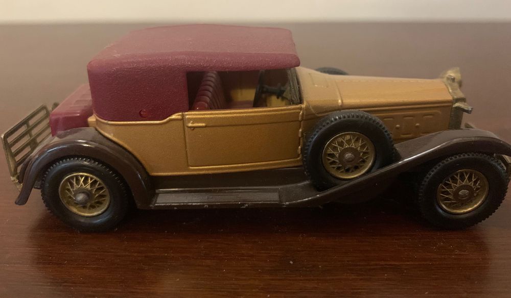 За колекционери - миниатюрни колички и керамични фигури