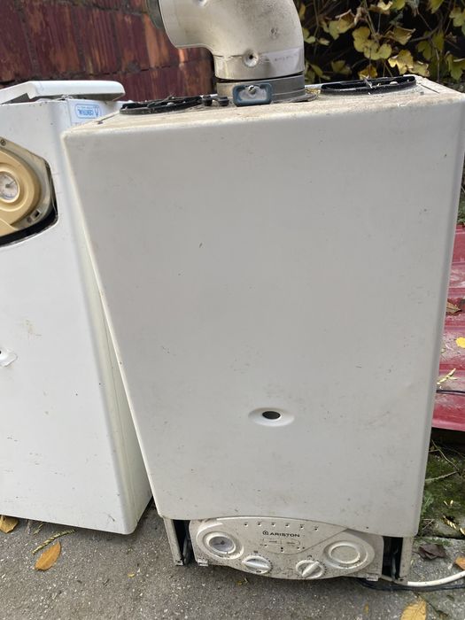 Vând două centrale Ariston nu știu dacă mai funcționează sunt date jos