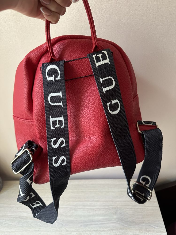 Дамска червена раница Guess