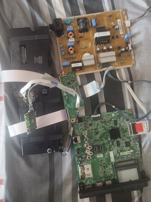 Placa baza LG 108 cm în stare de funcționare.