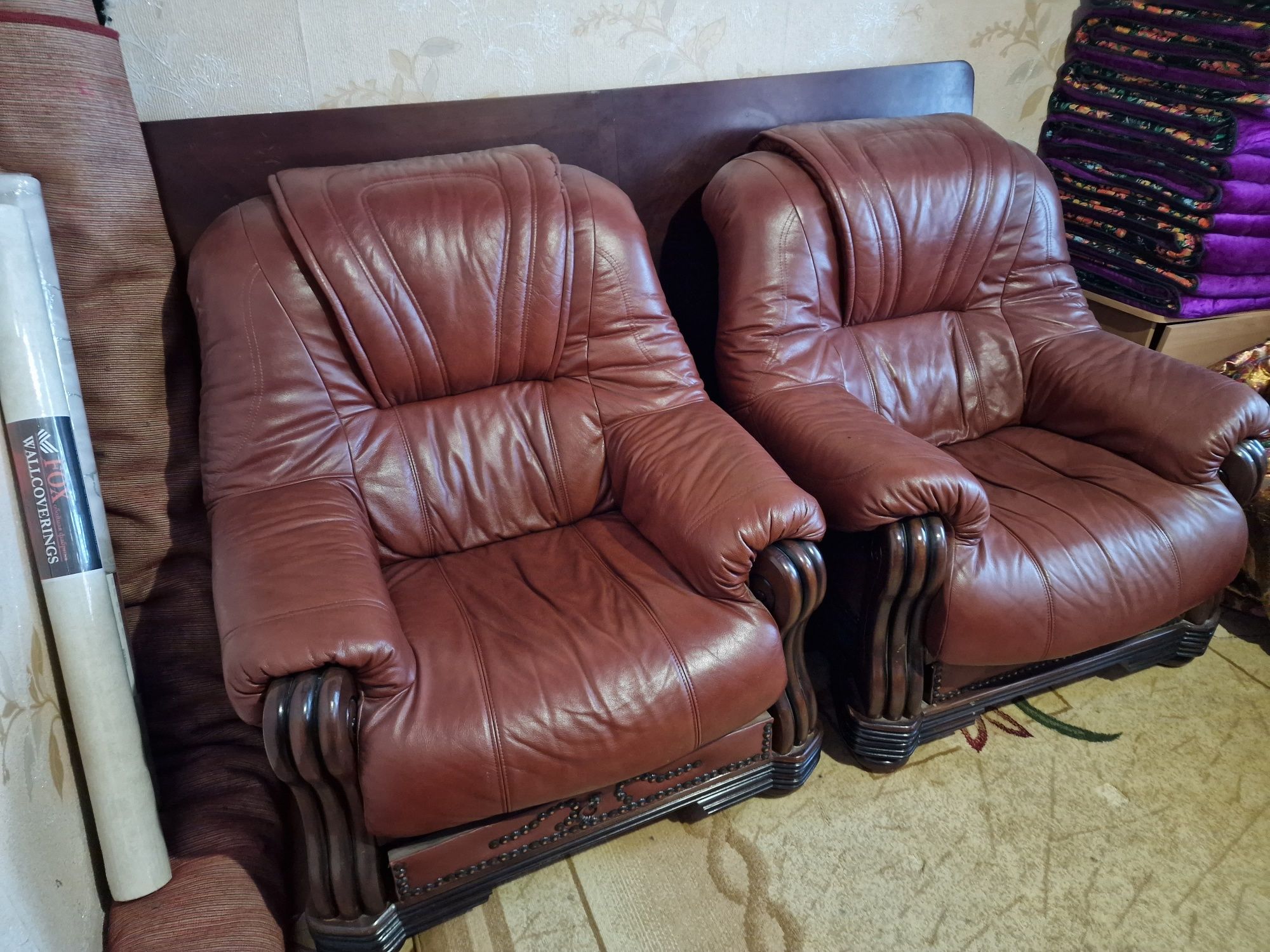 Кожаный диван +2 кресла в отличном состоянии