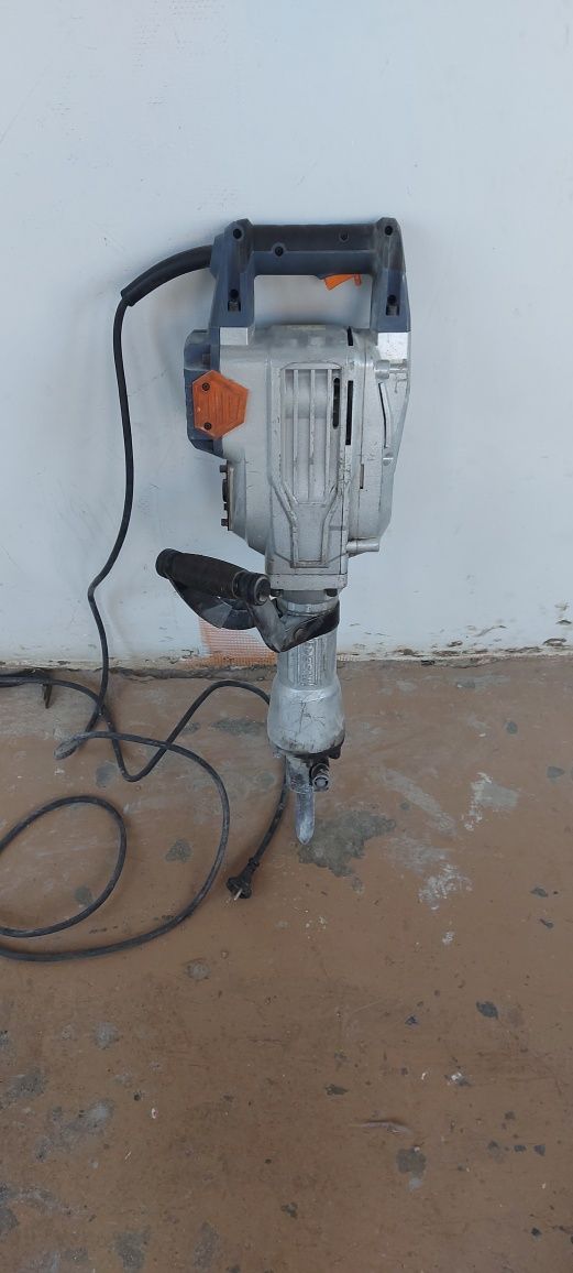 Picamer demolator,  în stare foarte bună chirie 150/ zi