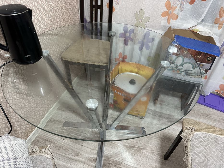 Продам кухонный стол из коленного стекла.