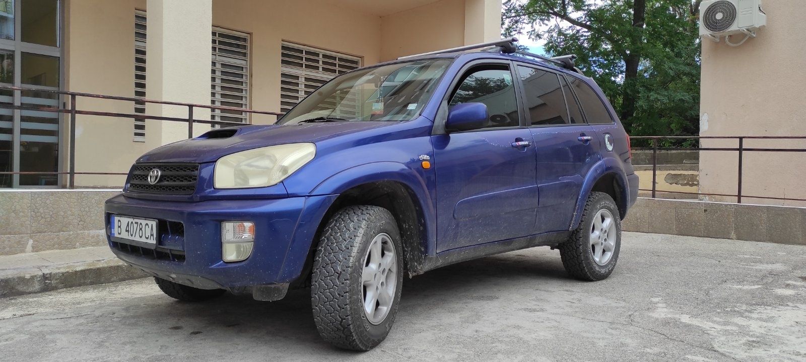 Джип Toyota Rav 4