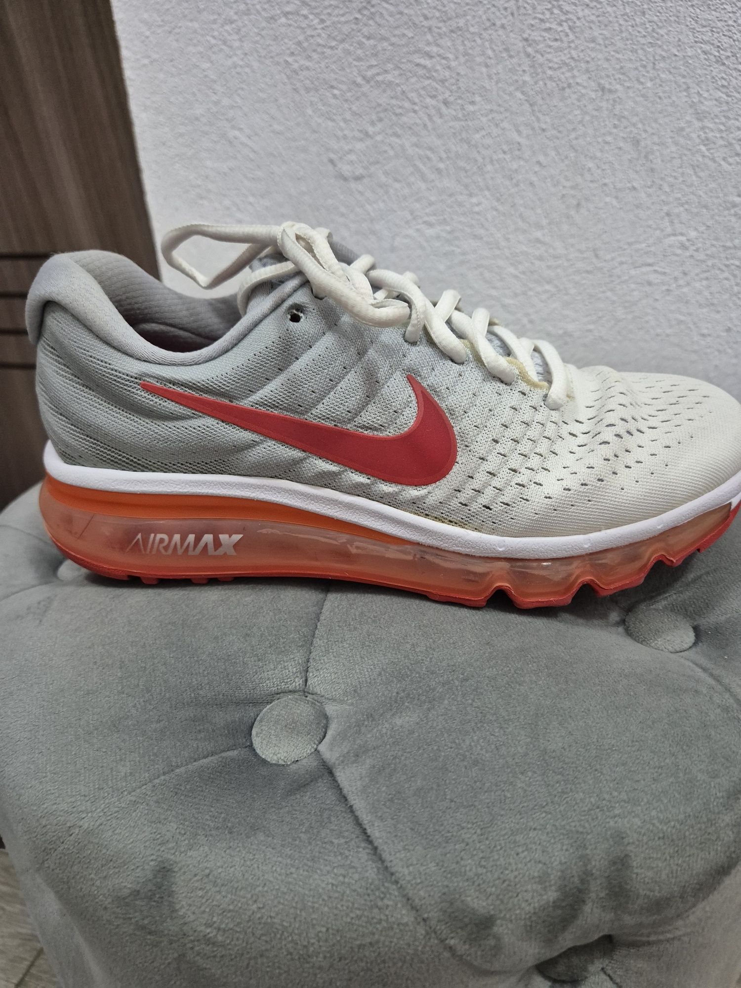 Vând adidasi Nike air max