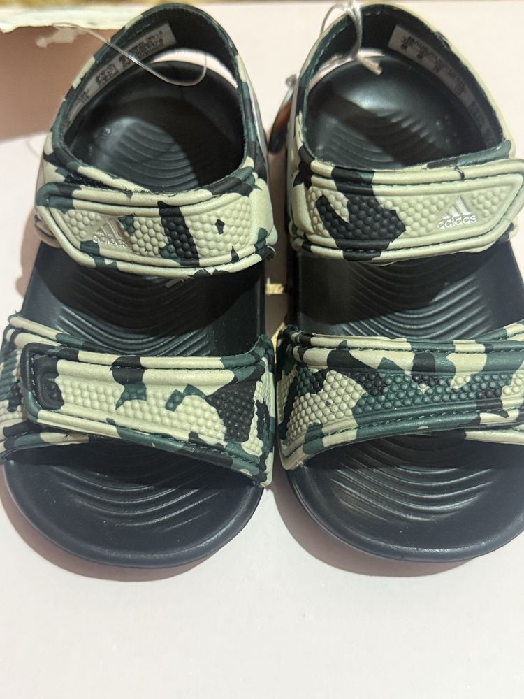 Adidas чисто нови сандали номер 20