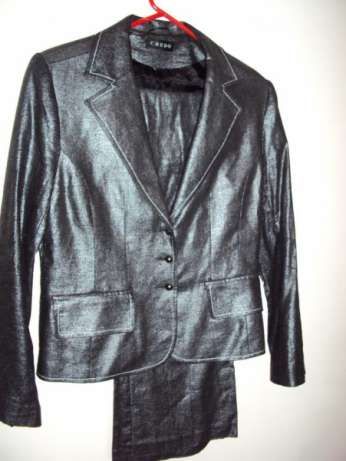 Продавам дамски костюм Credo