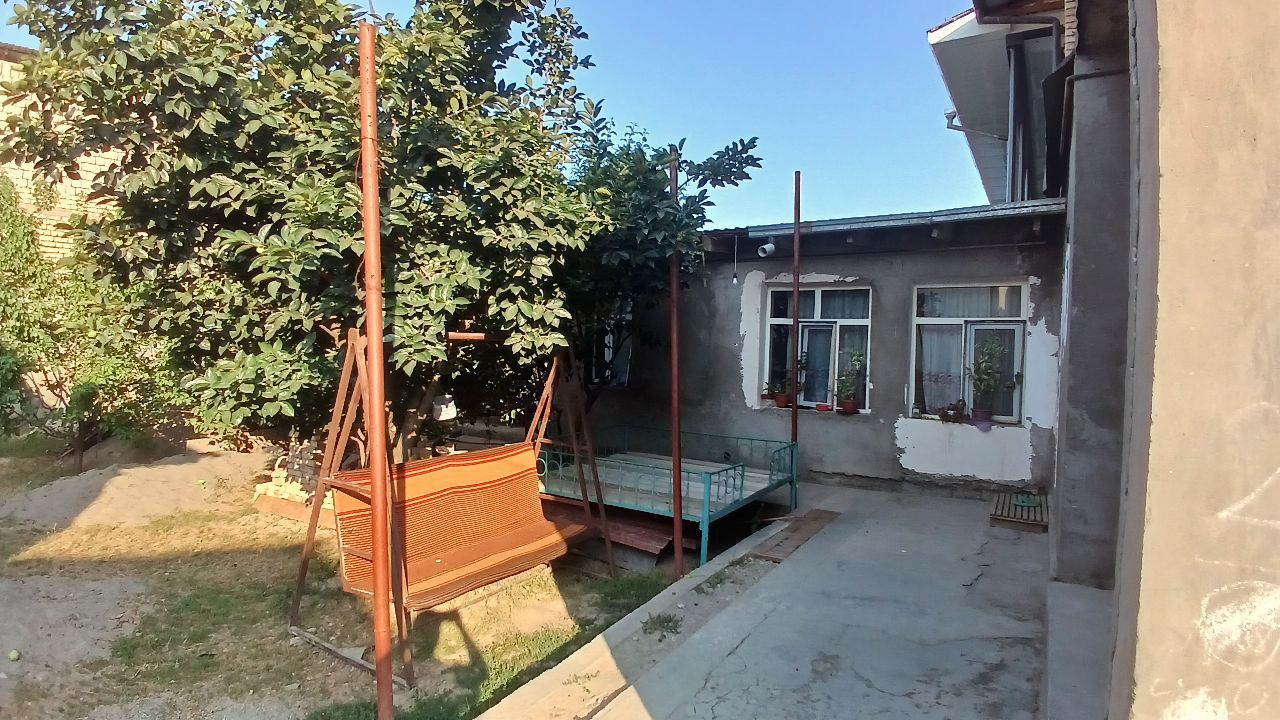 Hovli sotiladi. Qibray markazida