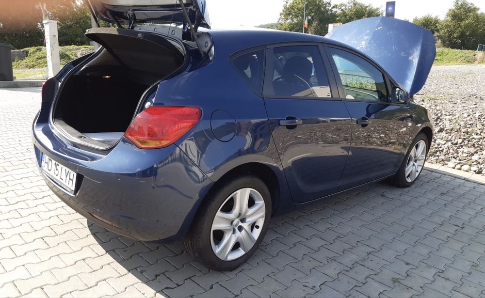 Opel Astra J - îngrijită și gata de drum
