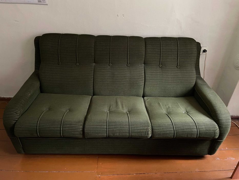 Стар диван в зелен цвят