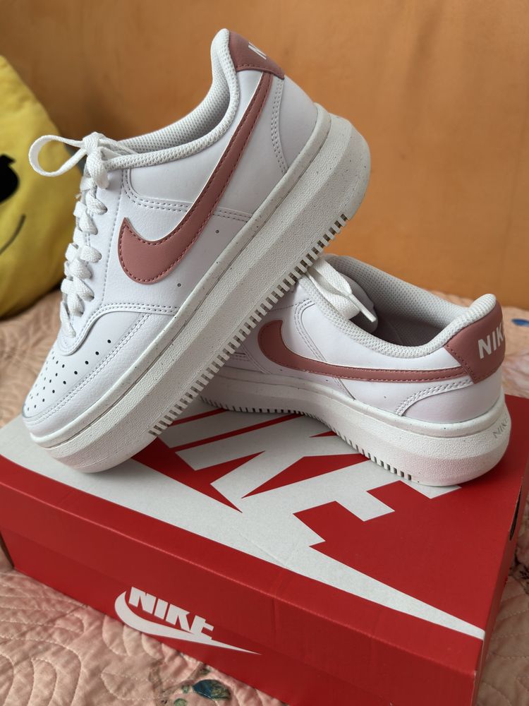 Adidasi nike  noi