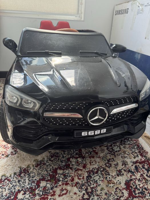 Продом детскую машину  с пультом управления.