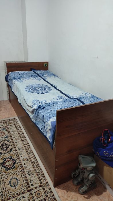 Продам кровать односпалка с матрасами