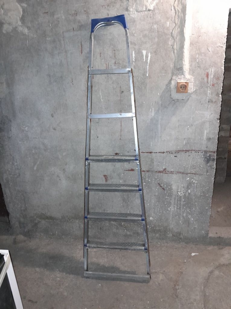 Продавам стълба единична 6 стъпала.