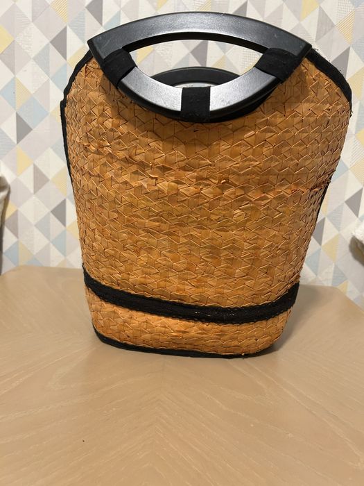 Сумка из листьев пальмы.