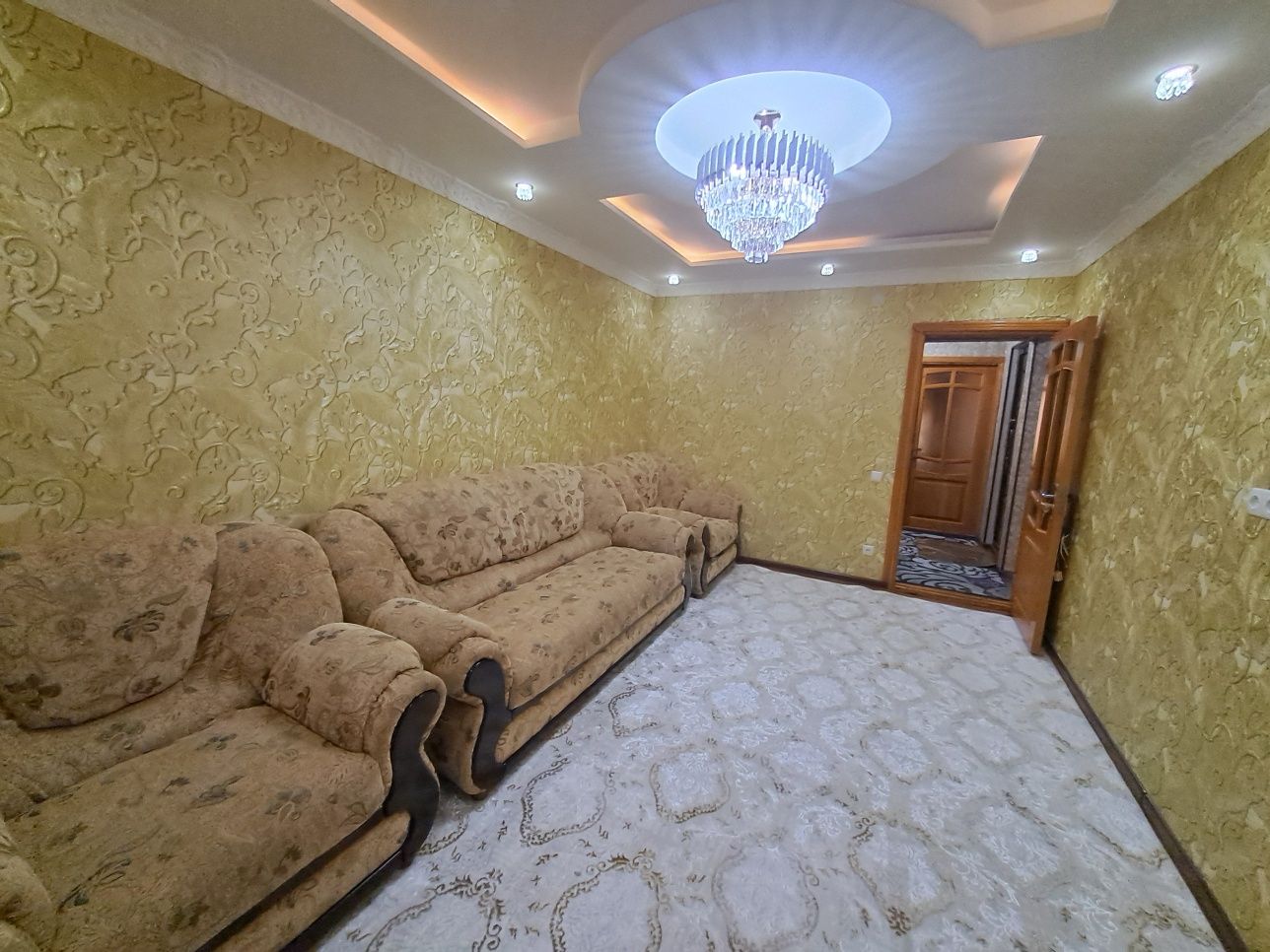 Продаю свою 2х переделанную в4хкомнатную Югославскую квартиру