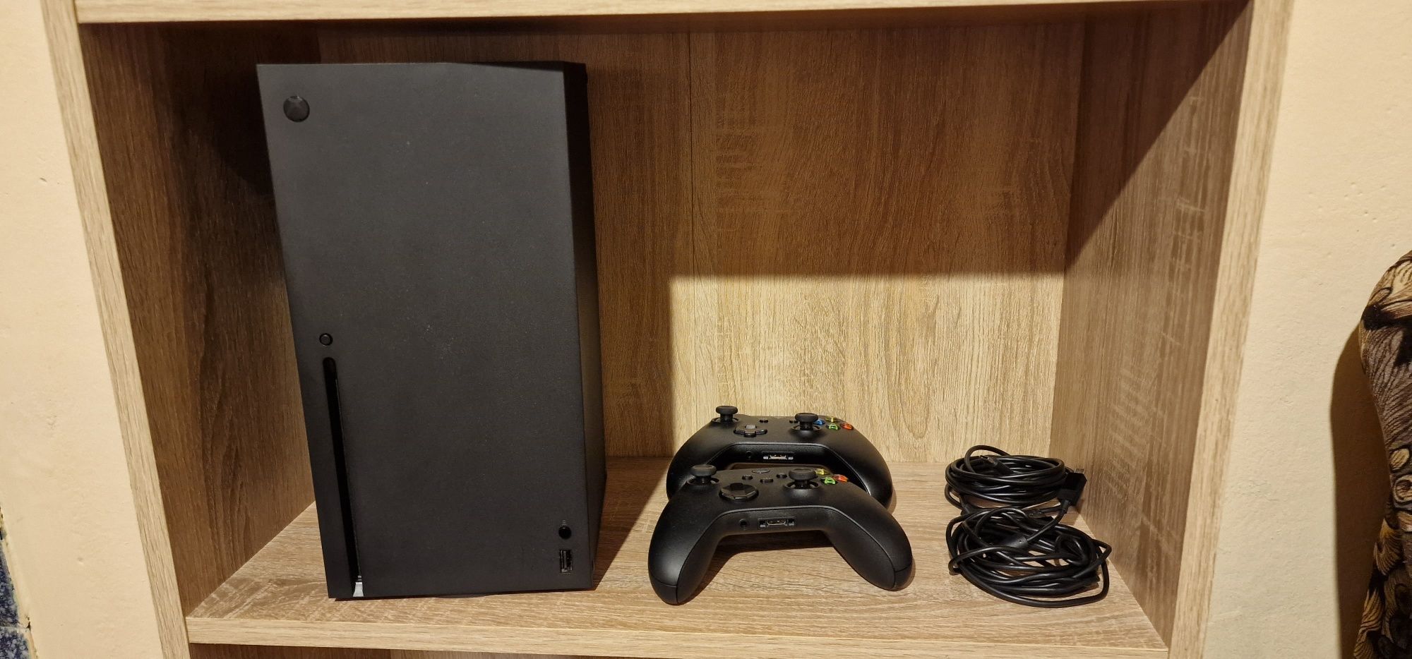 Xbox SERIES X aproape nou, 1 TB, 2 Controllere (unul nou) + GTA 5