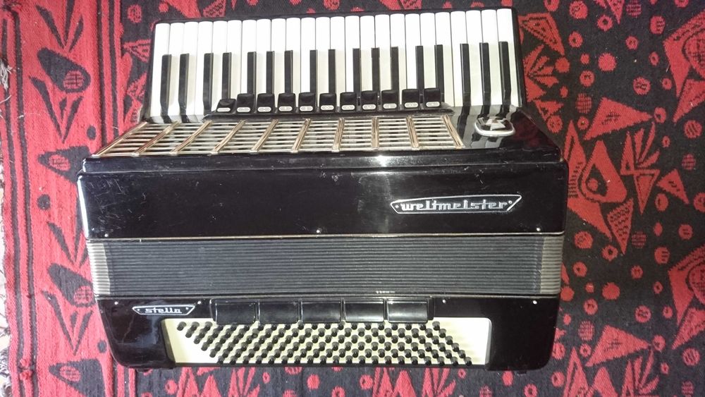 Продавам акордеон Weltmeister Stella 120 баса