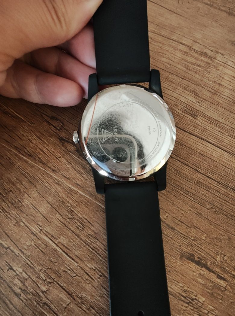 Часовник Guess ,