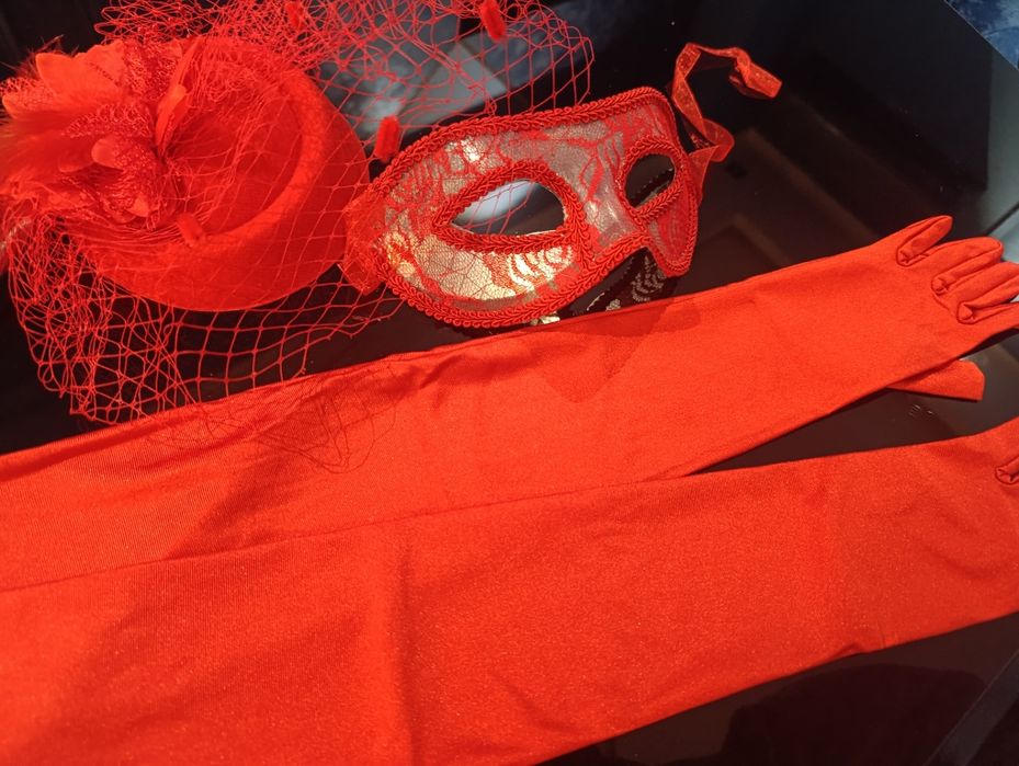 Роскошный карнавальный набор, карнавальная маска, перчатки,шляпа
Есть