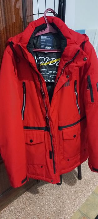 Продам зимнюю мужскую куртку. Размер 48. Новая. С капюшоном.