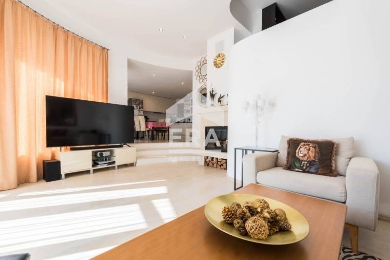 Триетажна, ексклузивна, обзаведена къща за продажба, с морска панорама