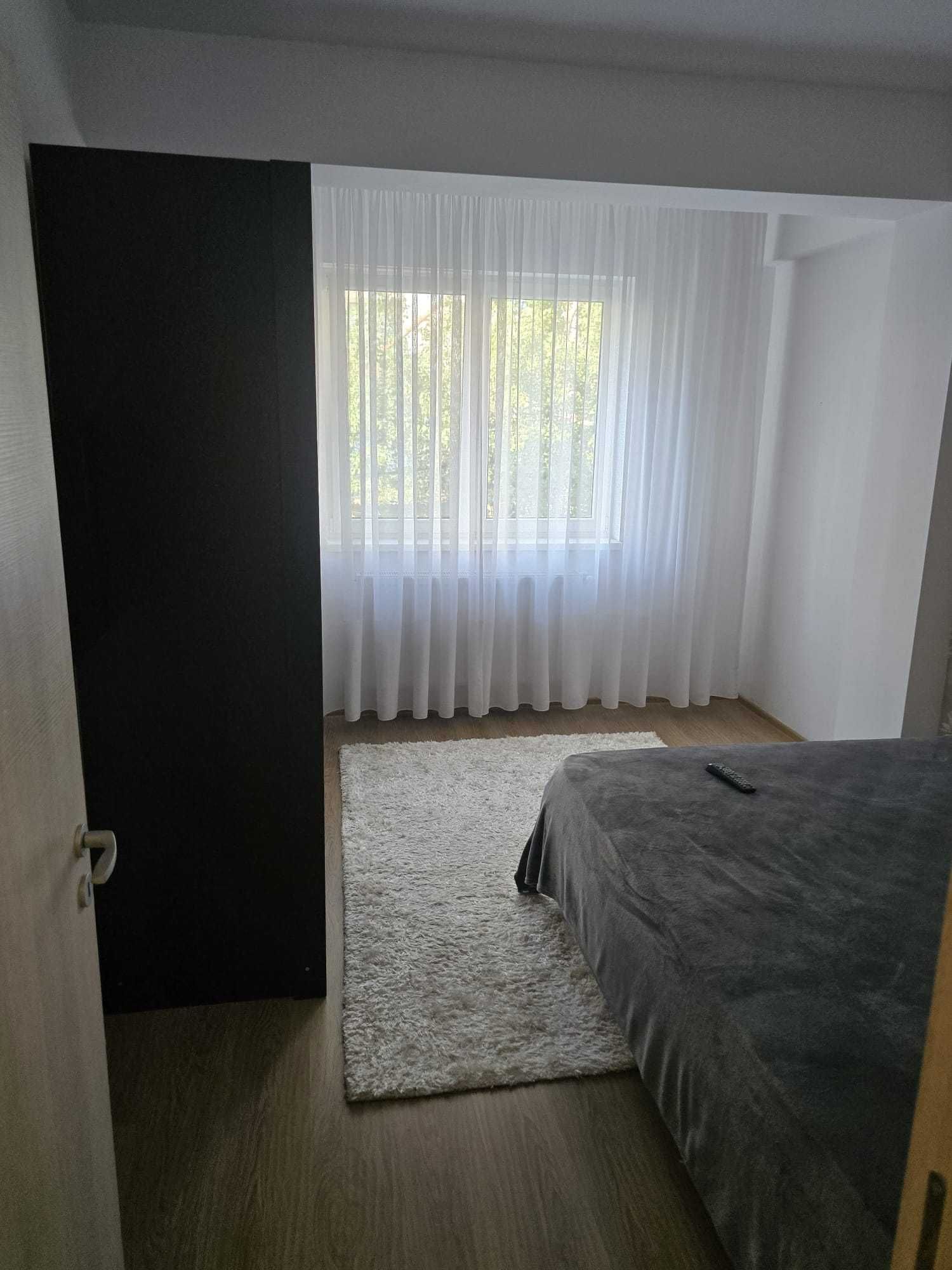 Inchiriez apartament 2 camere decomandat + parcare, 10 minute metrou