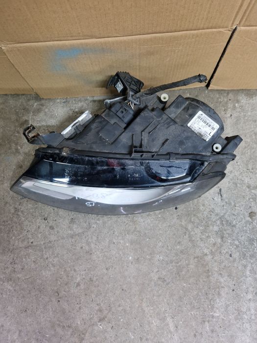 Far stânga cu led și xenon Audi A4 B8 2009