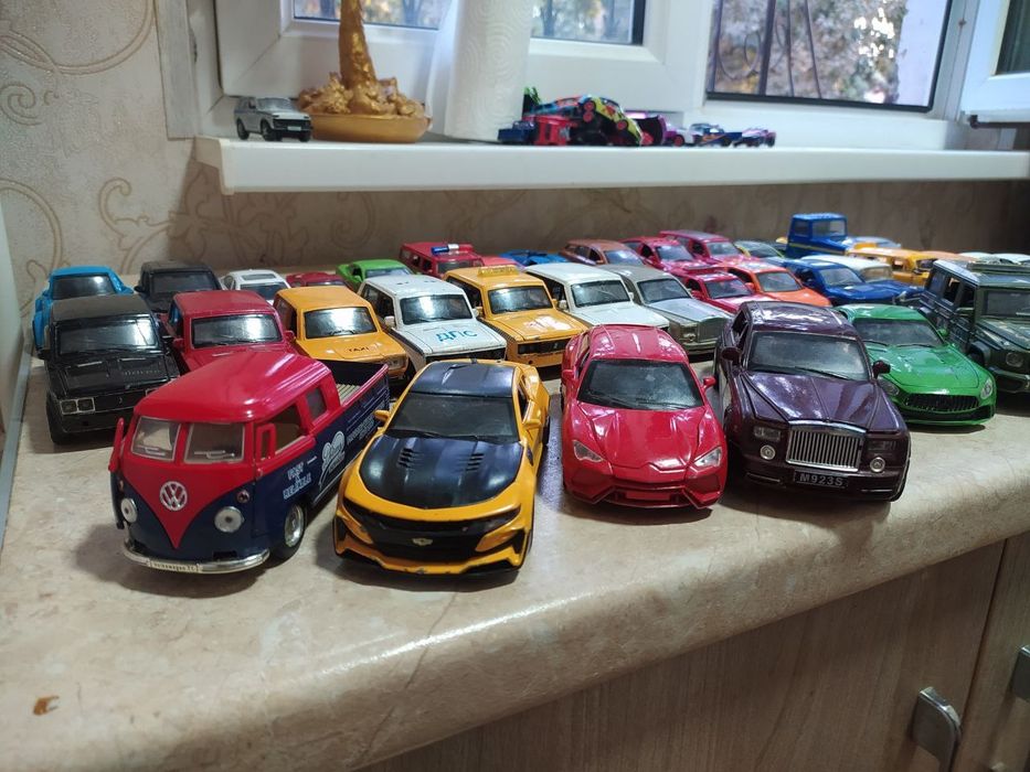 Продам железные машинки разных размеров 
Состояние хорошее , все езди