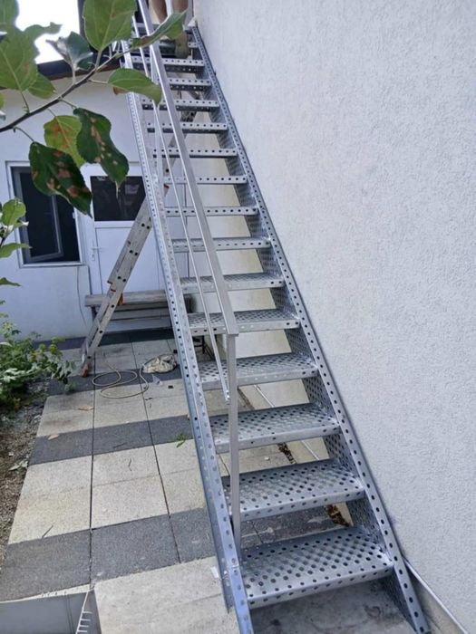 Vând scari metalice