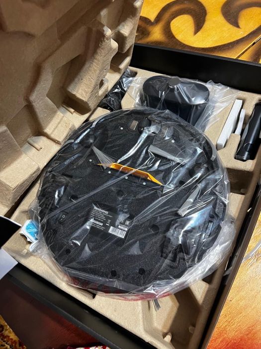 Продам НОВЫЙ робот пылесос Redmond