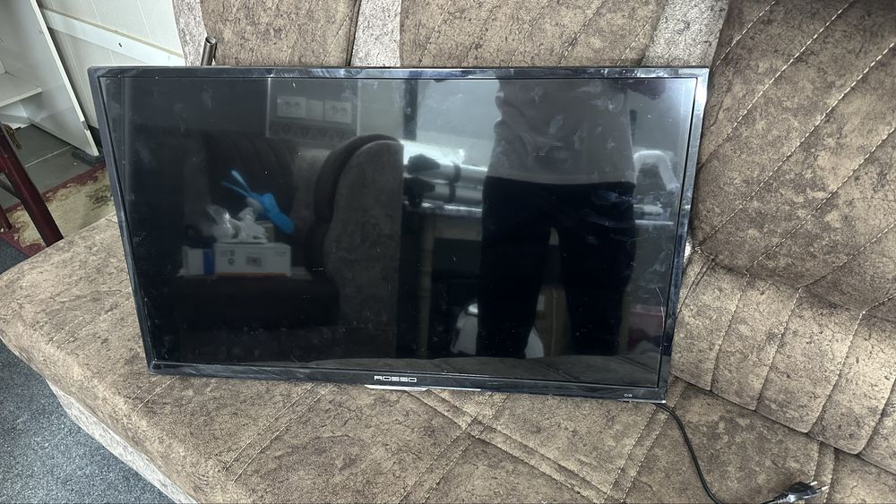 Rosso markasiga mansub, model raqami LHD32D51TS bo’lgan 32 dyumli LCD