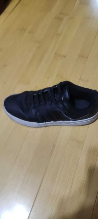 Продам кожаные 100%  кроссовки ADIDAS 39 размера