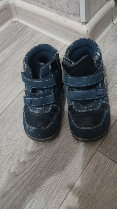Продам детские ботинки