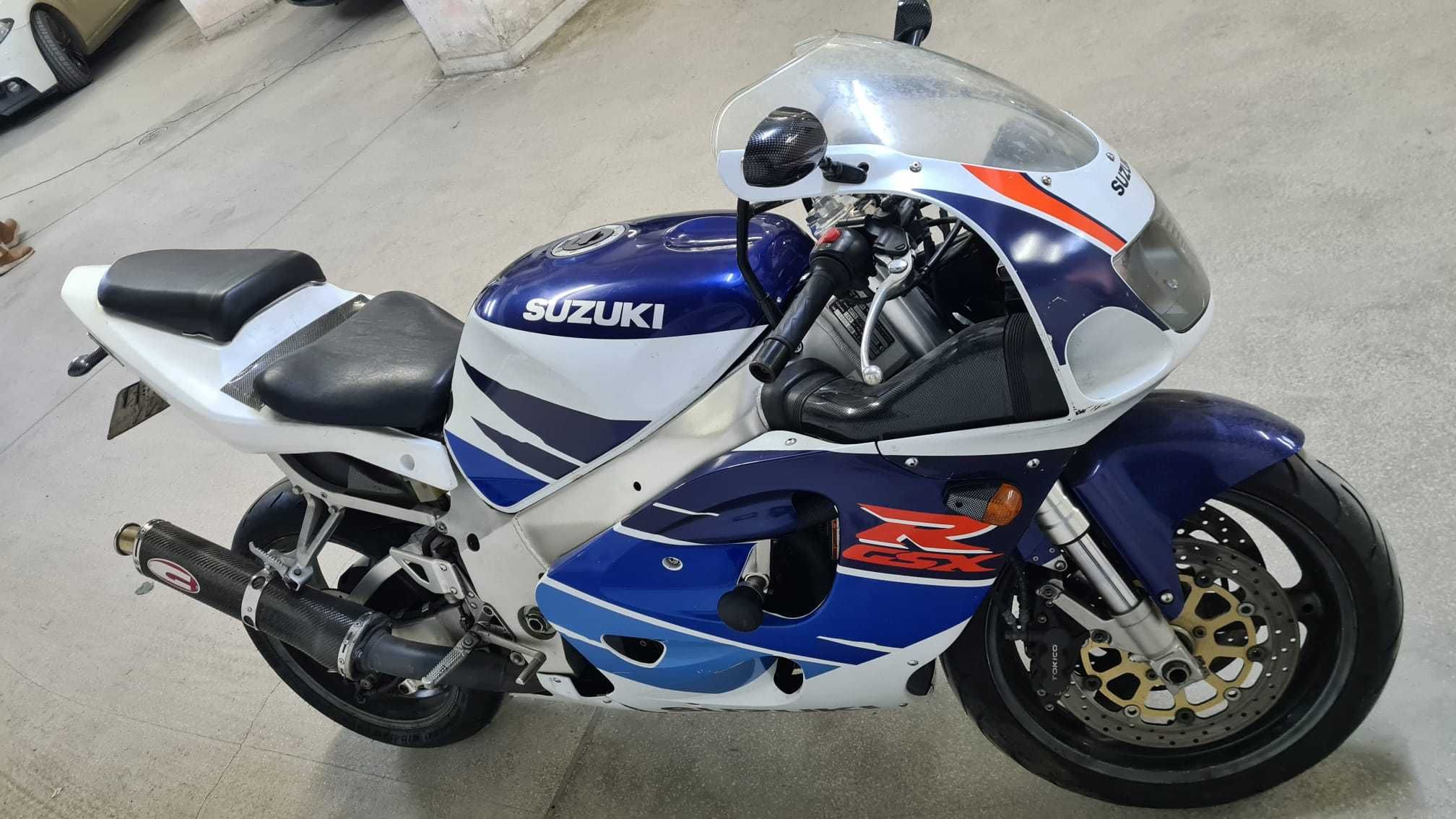 De vanzare motocicleta Suzuki GSXR 750 si echipament
