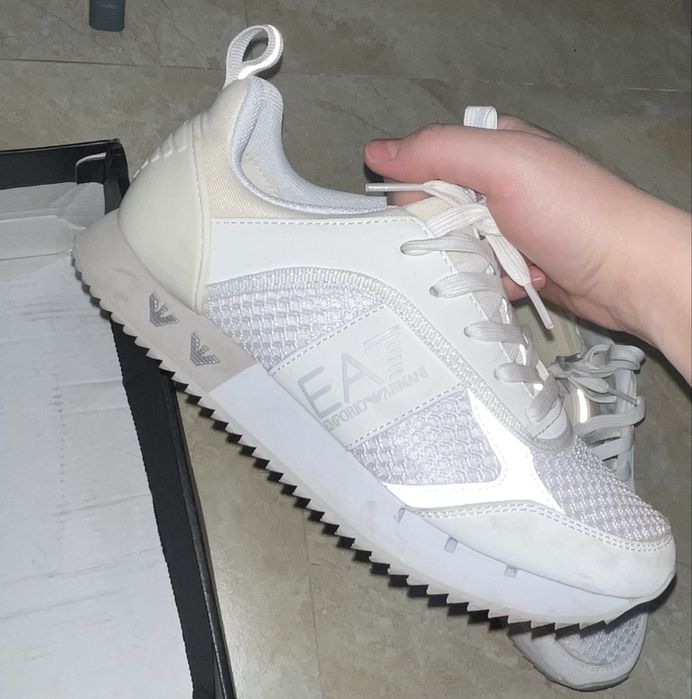 Продаются кроссовки женские