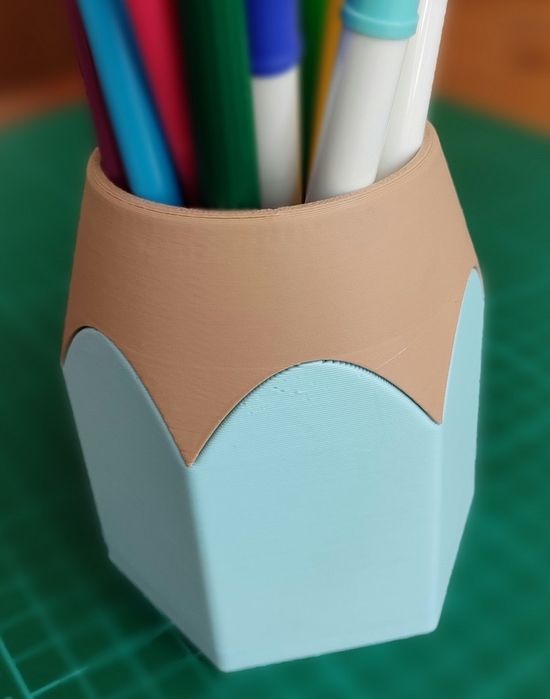 Suport de creioane în formă de creion – print 3D