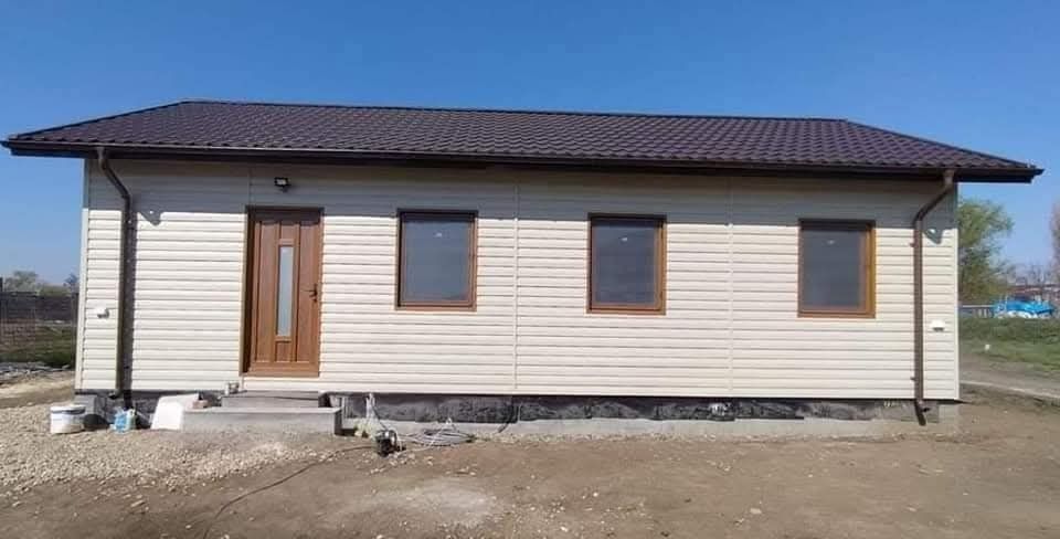 Vând case modulare pe structură metalică din panouri sandwich