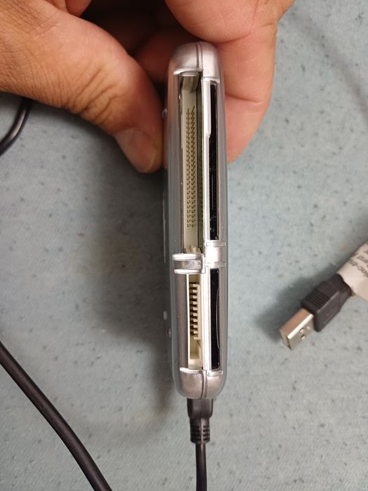 Cititor carduri card reader in stare buna
Este testat