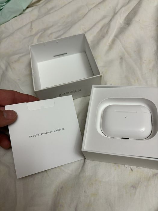 Оригинални слушалки Apple  AirPods 2Pro.