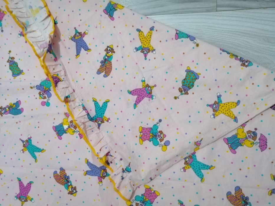 Cearsaf lenjerie de pat model clovni roz pentru fetite.