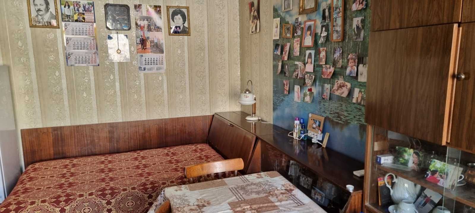 1272-Продава се тристаен тухлен апартамент в кв. "Бели Лом"