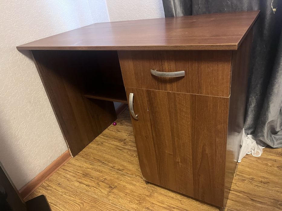 Стол рабочий для компьютера и документов