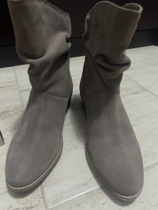 Vând ghete Lasocki din piele întoarsă,noi,marime 38.